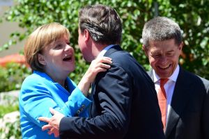 بسبب حشرة في كم السترة..ميركل تتأخر برهة عن الترحيب بكاميرون في قمة السبع