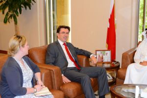 وزير الإعلام يستقبل السفير البريطاني... ويشيد بتنامي العلاقات التاريخية بين البلدين