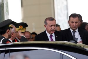 اردوغان يقبل استقالة حكومة داود اوغلو ويكلفه تصريف الاعمال