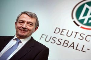 رئيس إتحاد الكرة الألماني يطالب بانتخاب رئيس جديد لـ(فيفا) في أسرع وقت