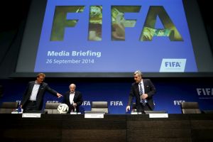 بلاتر يستبعد ترك منصبه فورا كما يطالب البرلمان الأوروبي