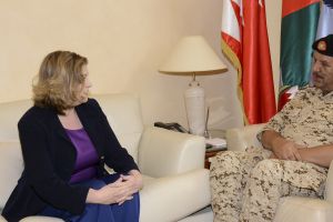 القائد العام لقوة دفاع البحرين يستقبل وزيرة الدولة البريطانية للقوات المسلحة