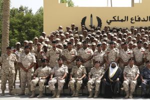 تخريج إحدى دورات المستجدين وعدد من دورات الاختصاص للرتب الأخرى بمركز تدريب قوة الدفاع