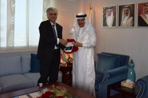 وزير الصحة يستقبل الخبير البحريني جاسم حاجي