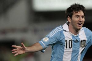 إتحاد الكرة الأرجنتيني يكرم ليونيل ميسي بعد وصوله إلى مباراته الدولية