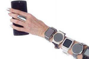 ساعات «أندرويد» الذكية.. المنافسة مستمرة مع ساعة «آبل» الجديدة