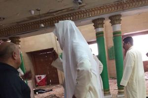 وزير الداخلية الكويتي يتواجد في مسجد الصادق بعد الانفجار الإرهابي الذي استهدف المصلين فيه