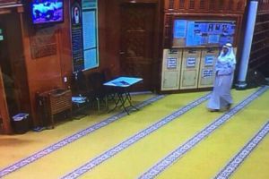 شاهد صوراً للإرهابي الذي فجر نفسه لحظة دخوله مسجد الإمام الصادق بالكويت