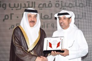 وزارة العمل تكرم مسؤولين تدريبيين بالأكاديمية العربية