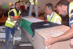 شاهد الصور... وصول جثامين شهداء التفجير الإرهابي بمسجد الإمام الصادق بالكويت إلى مطار النجف