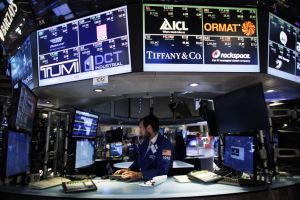 الأسهم الأميركية تغلق مرتفعة لكنها تنهي الشهر على خسائر