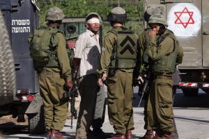 قوات إسرائيلية تعتقل 7 فلسطينيين من الضفة الغربية
