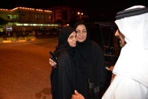 شاهد الصور... نفيسة العصفور في أولى لحظات الإفراج عنها