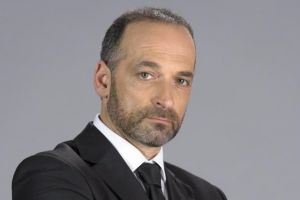 اتهم بالإرهاب لترتيله للصلوات البوذية داخل الطائرة وأنقذه موقع 'ويكيبيديا'