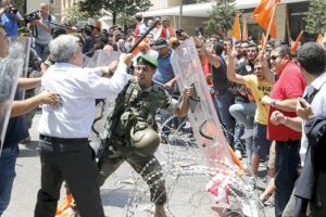 لبنان: الحكومة تجتاز امتحان «مواجهة عون» السياسية والشعبية