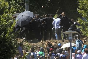 إصابة رئيس الوزراء الصربي في رأسه بعد رشقه بالحجارة في سريبرينيتسا