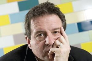 الكوميدي مارك توماس يُنجز كتاباً يسجِّل فيه 100 احتجاج في عام