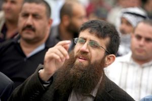 إسرائيل تفرج عن فلسطيني مضرب عن الطعام