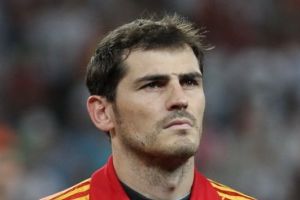 والدا كاسياس يقولان إن رئيس ريال مدريد وراء رحيل ابنهما عن النادي