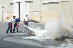 'الدفاع المدني' : توعية موظفي (ألبا) وأنصار جاليري بإجراءات السلامة والوقاية من الحريق