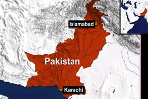 بسبب ملابس العيد أب يلقي بابنيه أمام سيارة مسرعة في باكستان