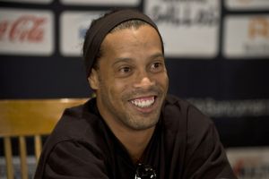 رونالدينيو يوقع مع فلوميننزي