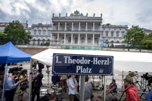 البيت الأبيض: سيتم تمديد الاتفاق المؤقت إذا استمرت المحادثات مع إيران