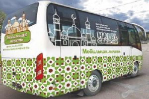 مسجد متنقل بإندونيسيا لتشجيع الناس على أداء الصلاة في وقتها