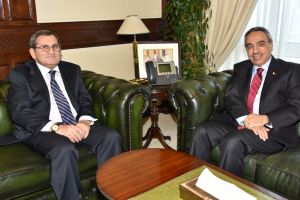 وزير 'الأشغال' يستعرض مجالات التعاون مع السفير الروسي