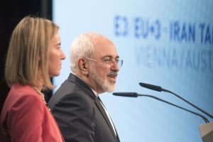 ظريف: الاتفاق النووي حدث تاريخي ويساعد على بناء الثقة