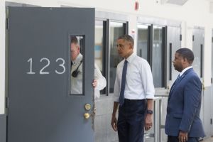 أوباما أول رئيس أمريكي يزور سجناً أثناء فترة ولايته