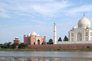 شاب وشابة يحاولان الانتحار في تاج محل بسبب منعهما من الزواج