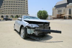 شاهد الصور... إصابة متفرقة لشخص تدهورت سيارته على شارع الفاتح