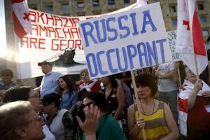 الآلاف في جورجيا يحتجون على الوجود الروسي في المناطق الانفصالية