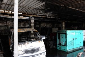 'الدفاع المدني': تسرب وقود سيارة ساهم في سرعة اندلاع حريق 'ورشة المعامير'.. وتعرض شخصين لحروق