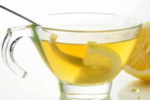 فوائد شرب الماء الدافئ مع الليمون على معدة فارغة