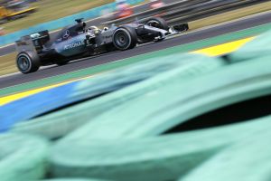 هاميلتون أول المنطلقين في سباق المجر لفورمولا1