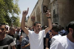 شرطة إسرائيليون يدخلون باحة الأقصى ويشتبكون مع فلسطينيين 