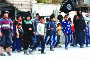 الرقة تحت سلطة «داعش»: انزياح سكاني وكهرباء مجانية.. ومال وافد ليس لديه خطط تشغيلية