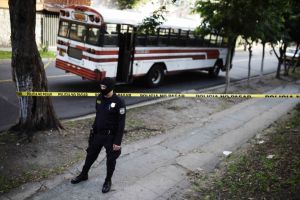 تصاعد العنف في السلفادور بعد أوامر من عصابات لسائقي الحافلات بالإضراب