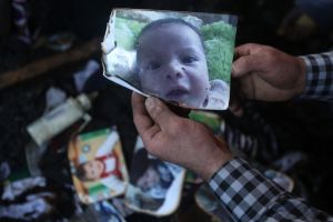 نتنياهو يجري اتصالاً هاتفياً بعباس بعد مقتل طفل فلسطيني حرقاً