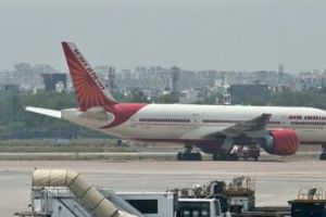 جرذ في الطائرة يرغهما على العودة ادراجها