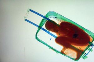 وفاة مهاجر مغربي اختناقا في حقيبة سفر بإسبانيا