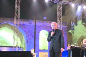 شارل أزنافور يفتتح «مهرجانات البترون الدولية» بصوت صادح وقامة منتصبة