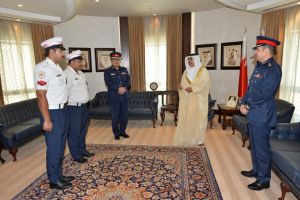 وزير الداخلية يكرم اثنين من شرطة المرور دفعا سيارة معطلة لمكان آمن