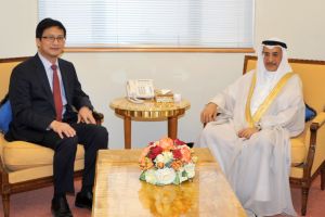 نائب رئيس الوزراء يشيد بالتعاون التجاري مع الصين والاستثمار الهندي في البحرين