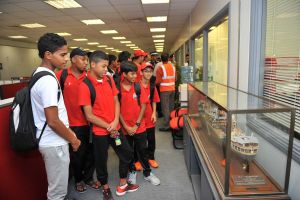 طلاب المعسكر الصيفي للأكاديمية الملكية للشرطة يزورون المواقع الأثرية والشركات الوطنية