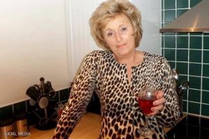 عجوز بريطانية تسرق 500 ألف استرليني من أجل عشيقها المصري