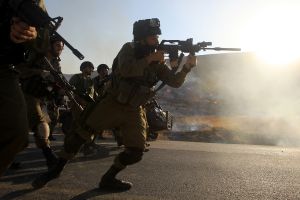 قوات إسرائيلية تعتقل 15 فلسطينيا من الضفة الغربية