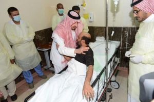 السعودية: أمير عسير يقف على موقع حادثة تفجير مسجد الطوارئ